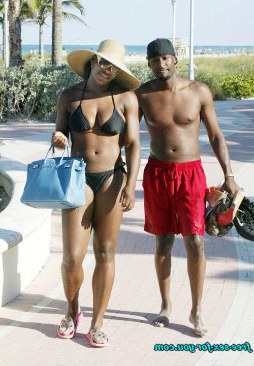 16P Serena Williams in black bikini on beach with her boyfriend