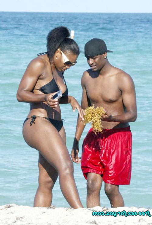 16P Serena Williams in black bikini on beach with her boyfriend