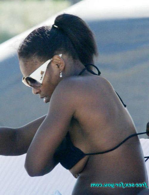 16P Serena Williams in black bikini on beach with her boyfriend