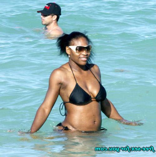 16P Serena Williams in black bikini on beach with her boyfriend