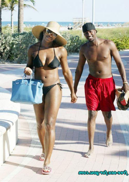 16P Serena Williams in black bikini on beach with her boyfriend
