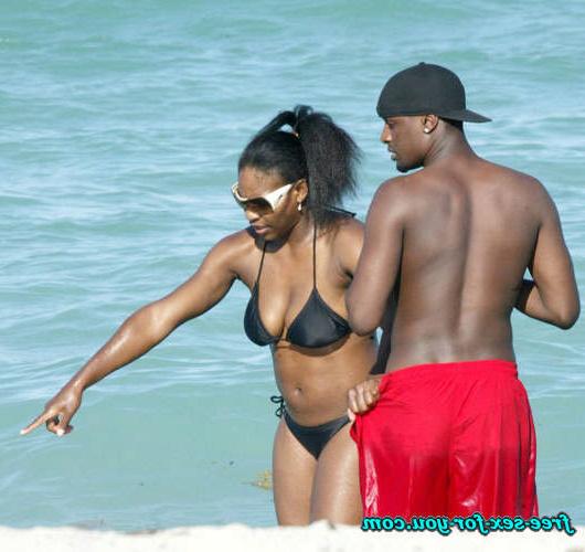 16P Serena Williams in black bikini on beach with her boyfriend