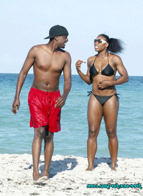 16P Serena Williams in black bikini on beach with her boyfriend