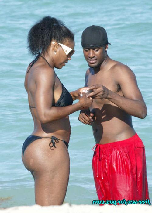 16P Serena Williams in black bikini on beach with her boyfriend