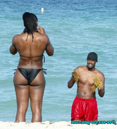 16P Serena Williams in black bikini on beach with her boyfriend