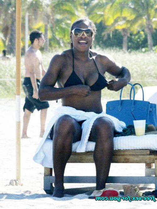 16P Serena Williams in black bikini on beach with her boyfriend