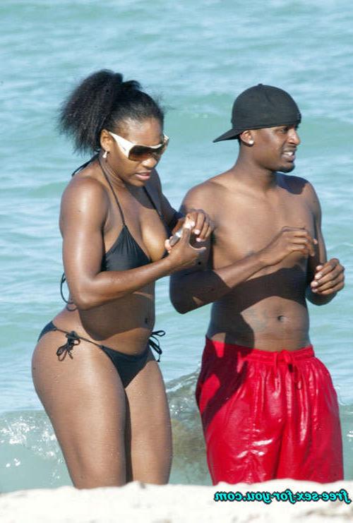 16P Serena Williams in black bikini on beach with her boyfriend