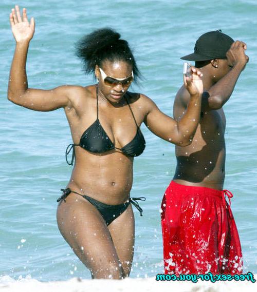16P Serena Williams in black bikini on beach with her boyfriend