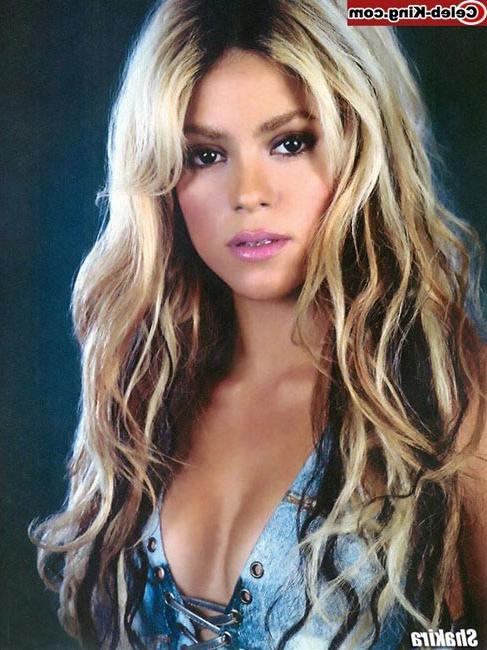 15P Wild celebrity superstar Shakira posing very sexy