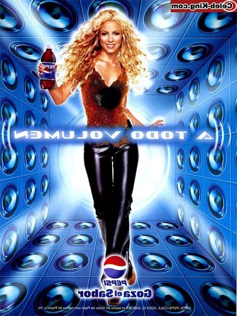 15P Wild celebrity superstar Shakira posing very sexy