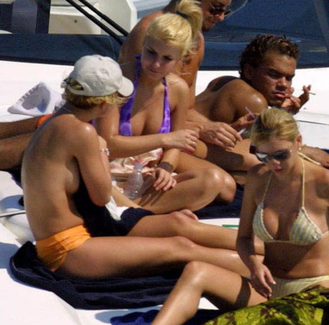 15P Lovely celebrity Britney Spears ups tits shots