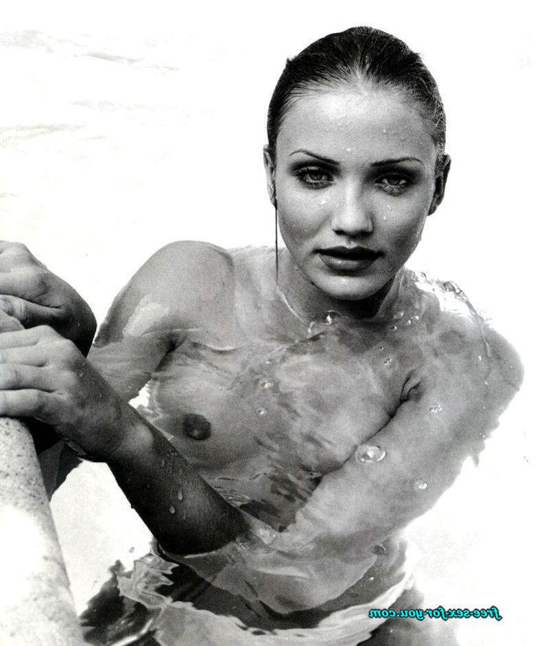 16P Cameron Diaz showing tits in pool and look sexy in mini skirt