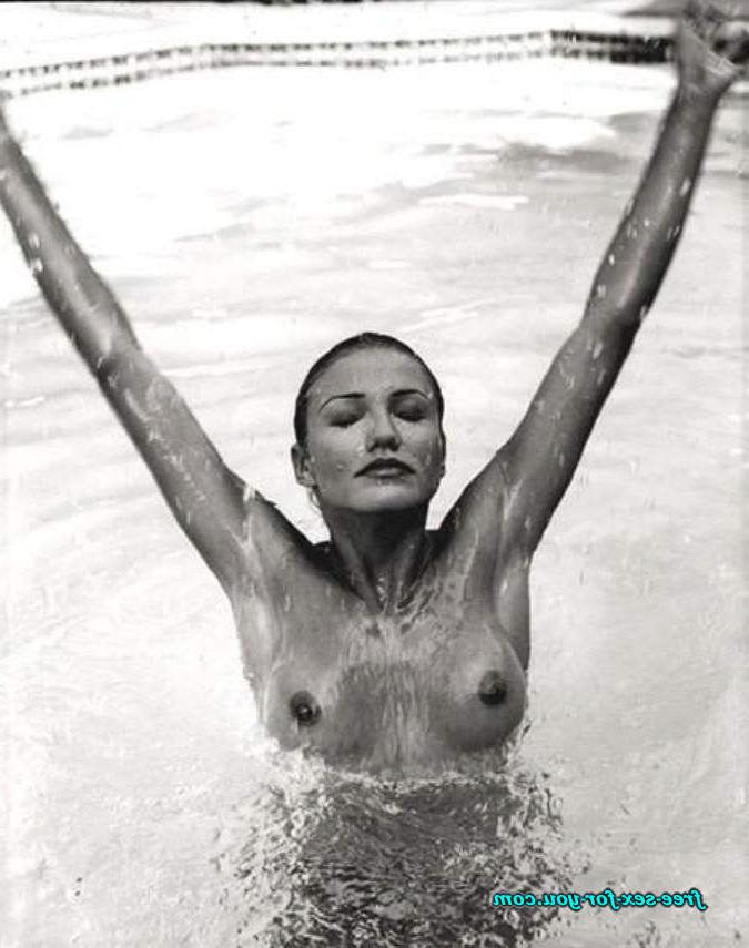 16P Cameron Diaz showing tits in pool and look sexy in mini skirt