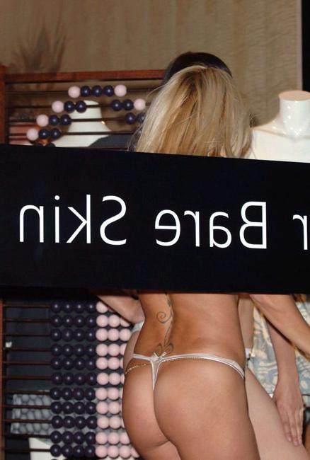 15P Celebrity scandal babe Pamela Anderson shows nude tits in public