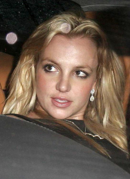 16P Britney Spears famous upskirt pussy pictures