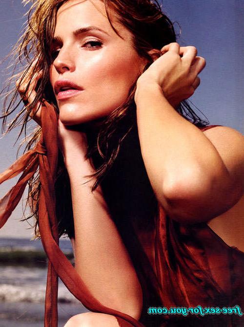 16P Jennifer Garner posing very sexy in lingerie and in pool