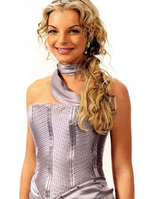 15P Lovely blonde babe Yvonne Catterfeld sexy posing