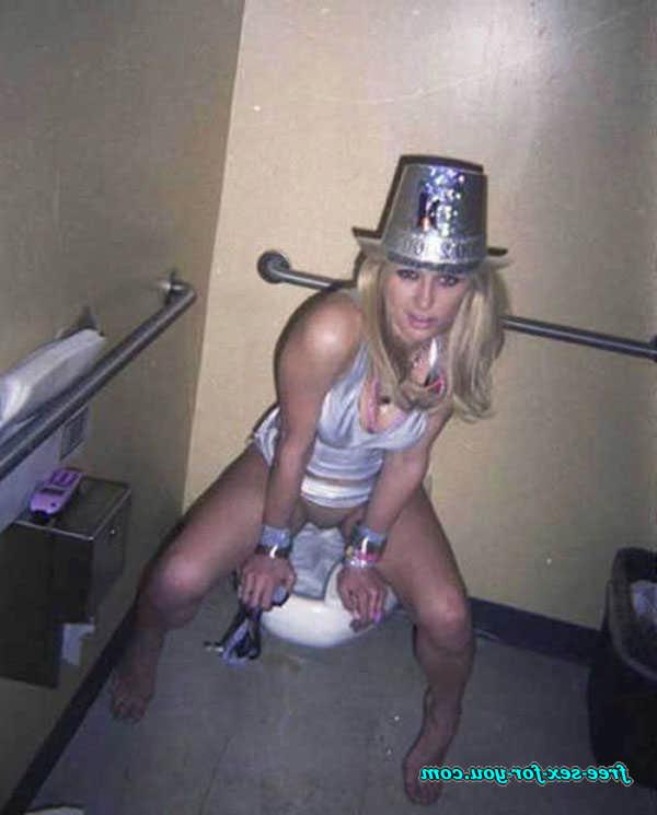 16P Paris Hilton showing pussy and upskirt paparazzi pictures