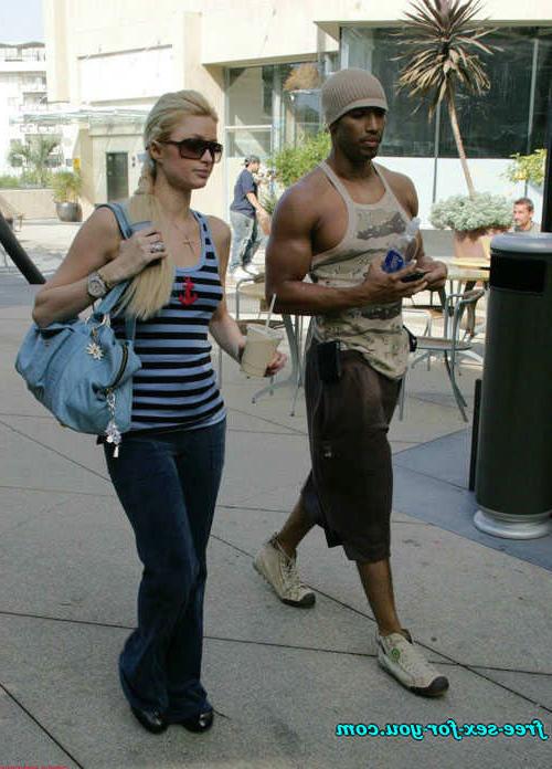 16P Paris Hilton showing pussy and upskirt paparazzi pictures