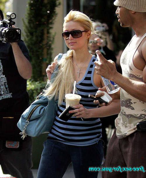 16P Paris Hilton showing pussy and upskirt paparazzi pictures