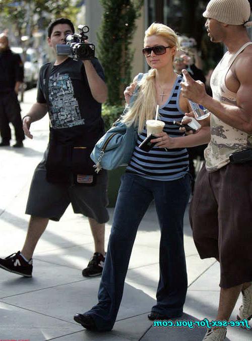 16P Paris Hilton showing pussy and upskirt paparazzi pictures
