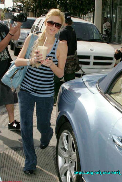 16P Paris Hilton showing pussy and upskirt paparazzi pictures