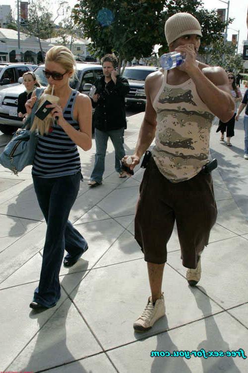 16P Paris Hilton showing pussy and upskirt paparazzi pictures