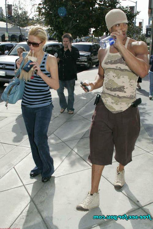 16P Paris Hilton showing pussy and upskirt paparazzi pictures