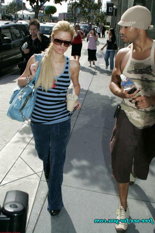 16P Paris Hilton showing pussy and upskirt paparazzi pictures
