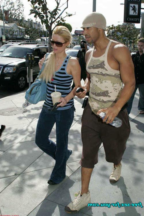 16P Paris Hilton showing pussy and upskirt paparazzi pictures