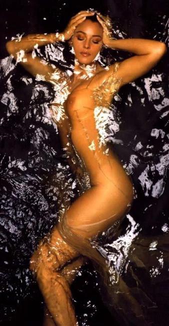 15P Perfect celebrity star Monica Bellucci shows her wonderfull body