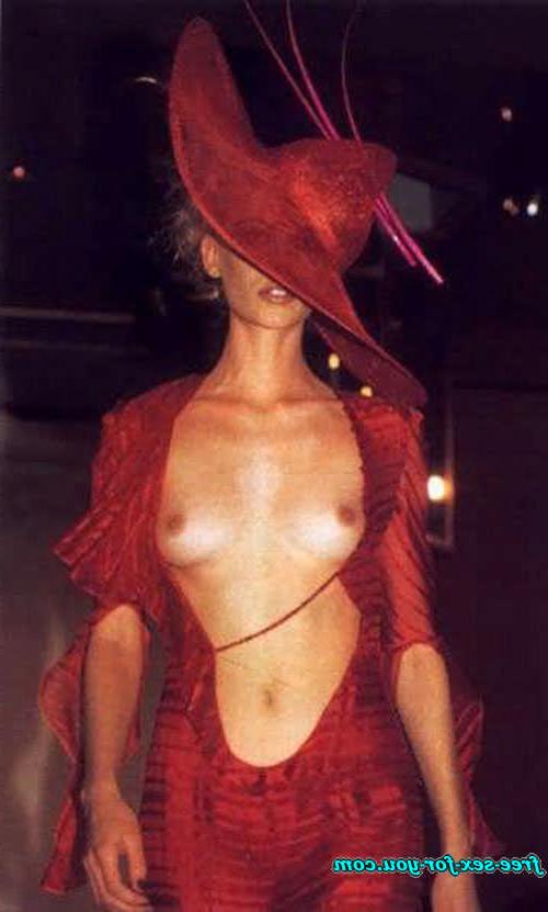 16P Kylie Minogue showing tits on beach and on stage and posing sexy