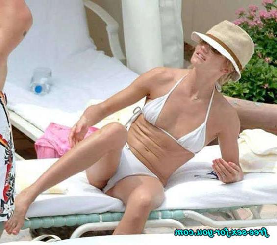 16P Cameron Diaz showing tits on beach and posing in bikini