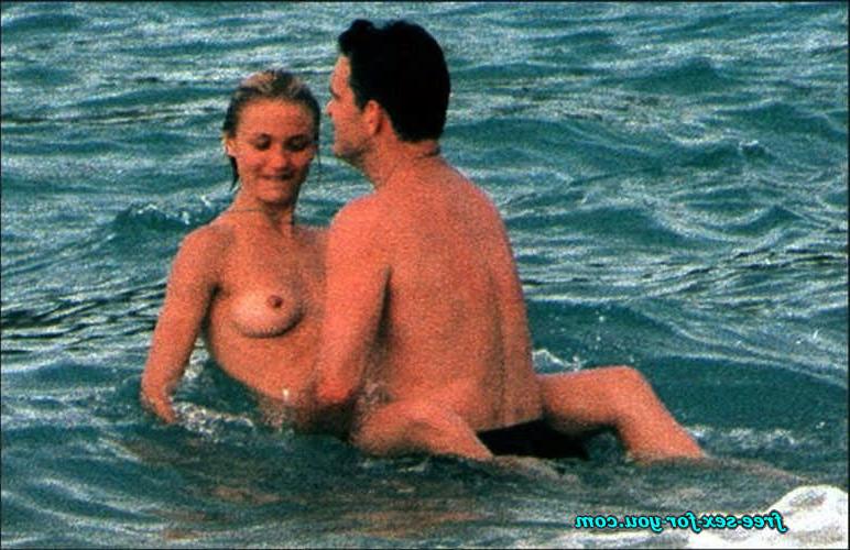 16P Cameron Diaz showing tits on beach and posing in bikini