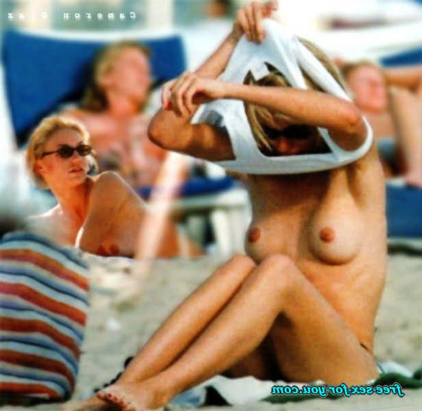 16P Cameron Diaz showing tits on beach and posing in bikini
