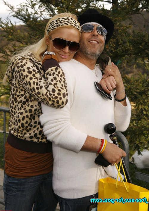 16P Paris Hilton showing her perky tits and pussy to paparazzi