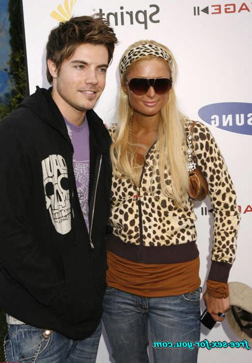 16P Paris Hilton showing her perky tits and pussy to paparazzi