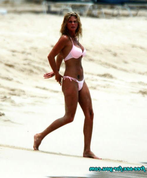 16P Rachel Hunter sunbathing in topless and bikini paparazzi pics