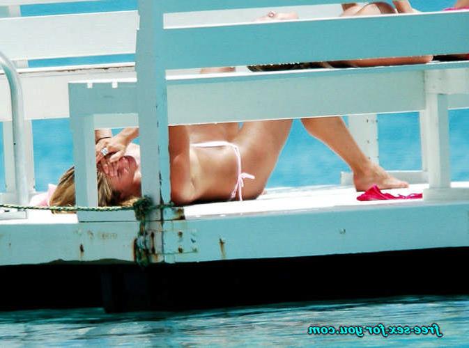 16P Rachel Hunter sunbathing in topless and bikini paparazzi pics