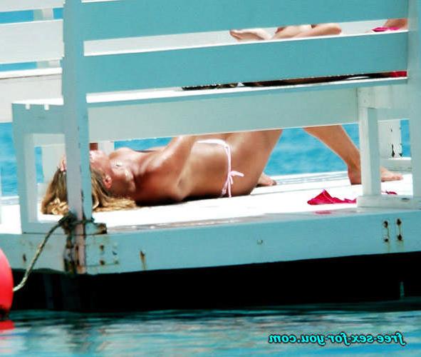 16P Rachel Hunter sunbathing in topless and bikini paparazzi pics