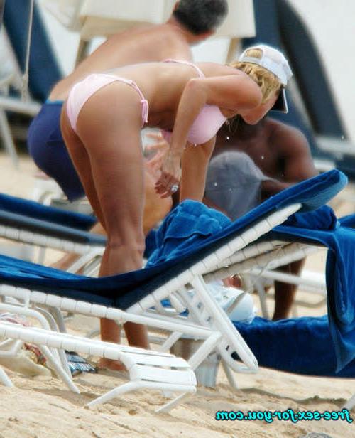 16P Rachel Hunter sunbathing in topless and bikini paparazzi pics