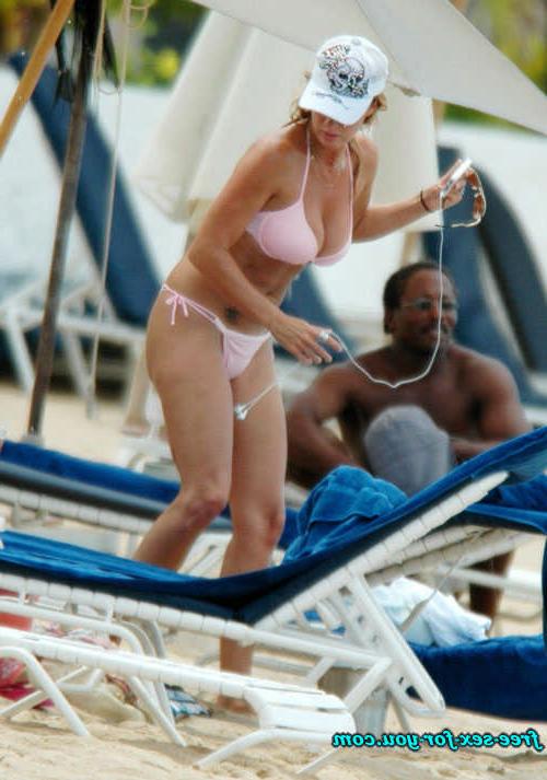 16P Rachel Hunter sunbathing in topless and bikini paparazzi pics