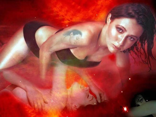 15P Hot celebrity babe Shannon Doherty showing perfect tits