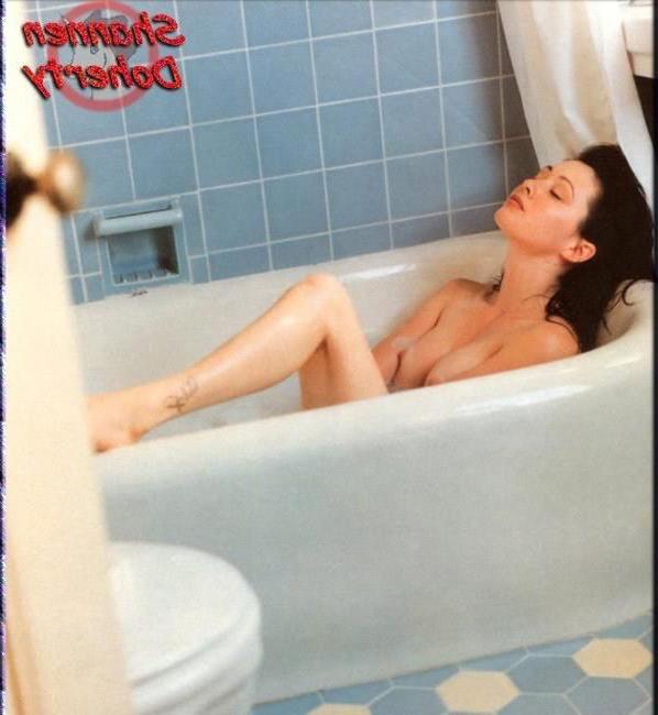 15P Hot celebrity babe Shannon Doherty showing perfect tits