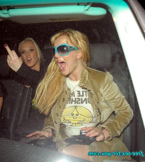 16P Britney Spears showing her shaved pussy paparazzi pictures<