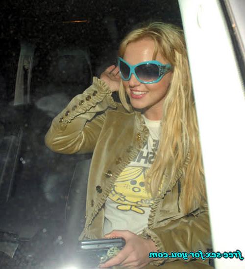 16P Britney Spears showing her shaved pussy paparazzi pictures<
