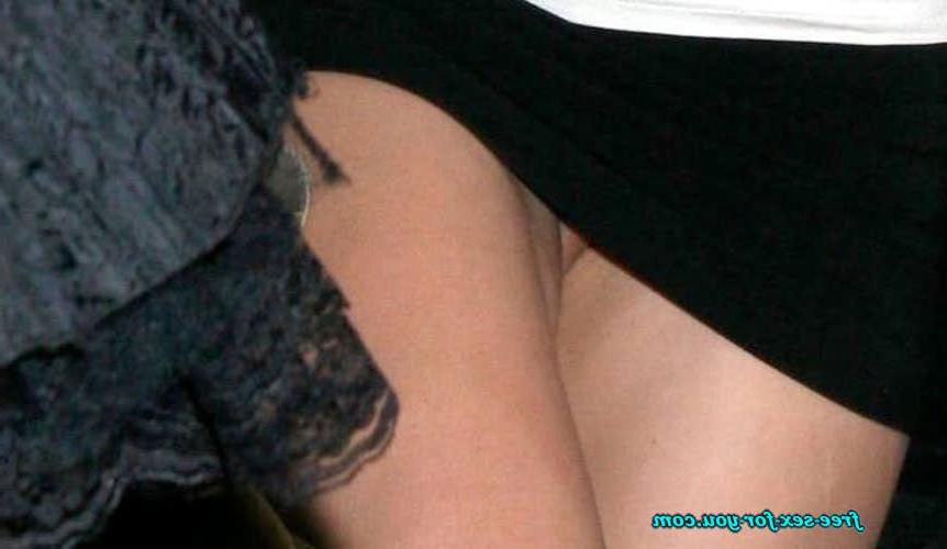 16P Britney Spears showing her shaved pussy paparazzi pictures<