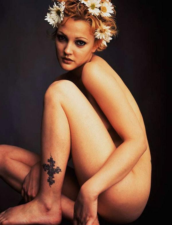 16P Drew Barrymore showing tits and posing all naked in pool