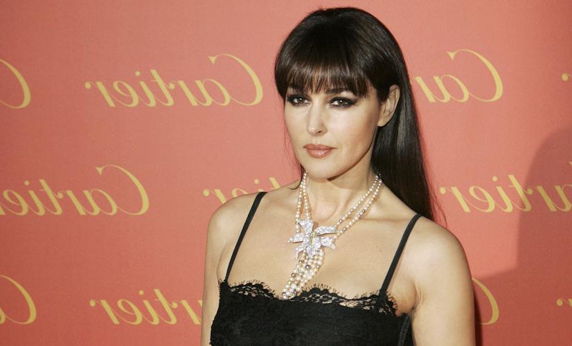 16P Monica Bellucci posing sexy and naked in water