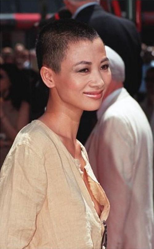 16P Bai Ling posing naked and nipple slip paparazzi pictures